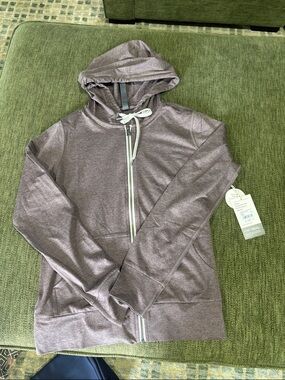 New with tags Vuori performance hoodie huckleberry